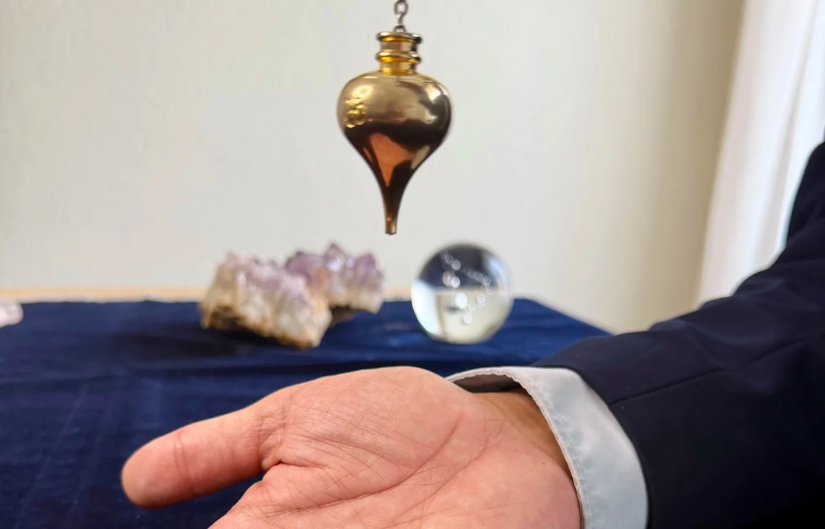 Pendule utilisé lors d’une consultation de voyance