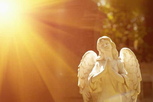 Ange gardien dans une lumière dorée